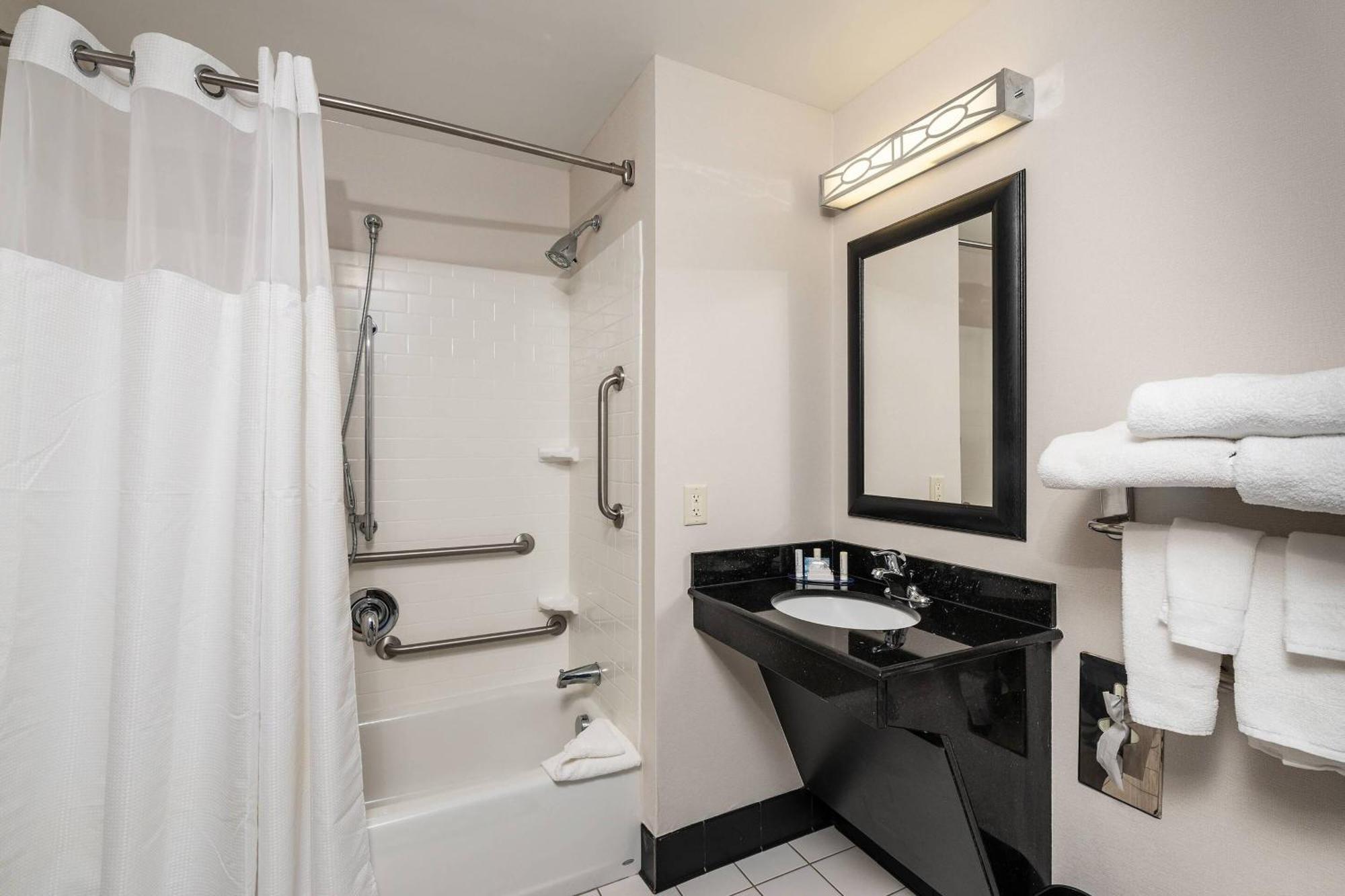 Fairfield Inn & Suites By Marriott Philadelphia Valley Forge/Great Valley Berwyn Екстериор снимка